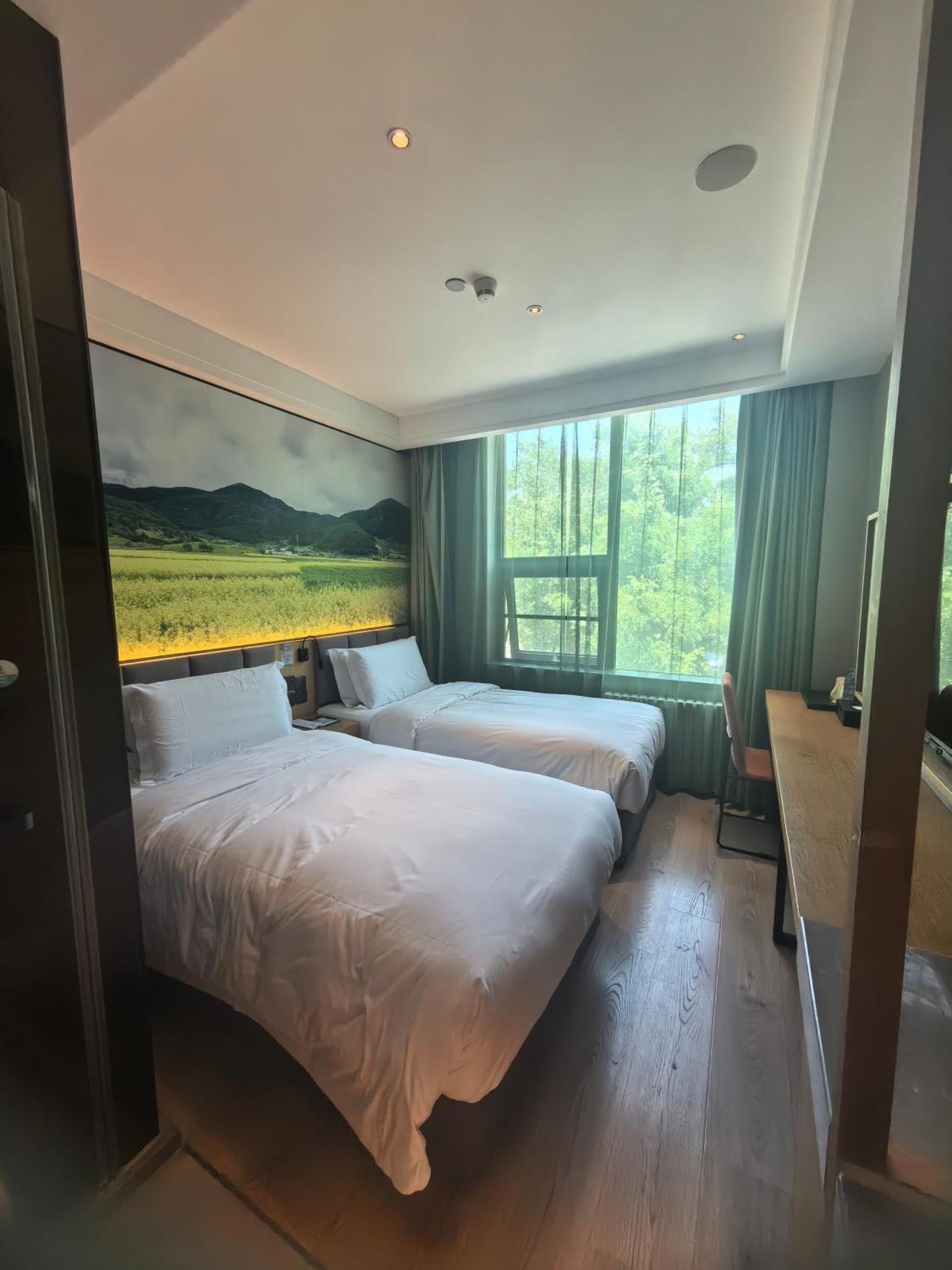 Qiu Guo Tiantan Fangzhuang Subway Station Hotel