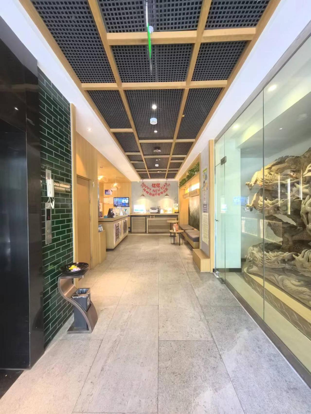 Qiu Guo Tiantan Fangzhuang Subway Station 3* Beijing